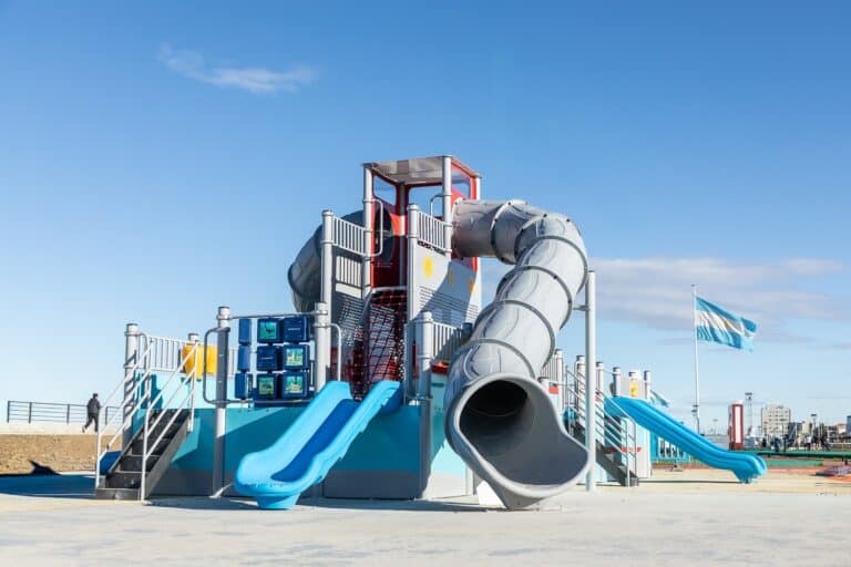 Instalan un nuevo juego inspirado en el Barquito Azul en el Parque de los 100 Años