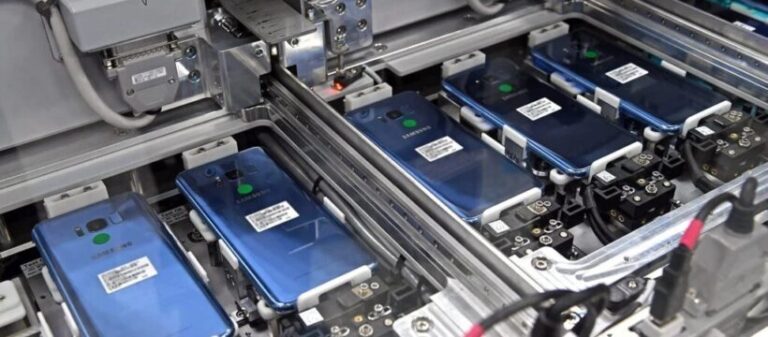 El mecanismo vuelve a funcionar: modernizan el proceso productivo y bajan los costos de los componentes del celular