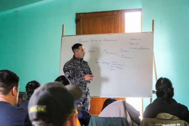 Brindan formación de primer equipo canino de búsqueda y rescate