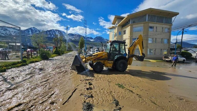 La municipalidad de Ushuaia trabaja en distintos sectores ante el crecimiento de caudales de ríos por las intensas precipitaciones