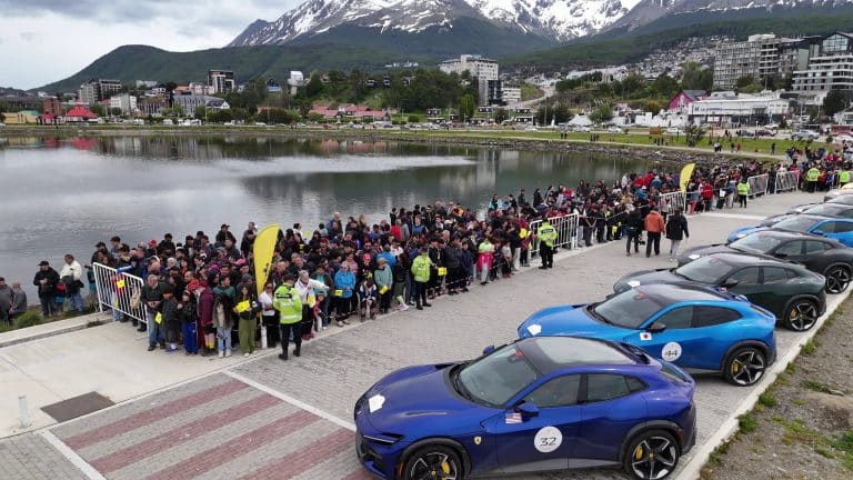 Ushuaia vivió una verdadera fiesta a cielo abierto con la exhibición de ferrari