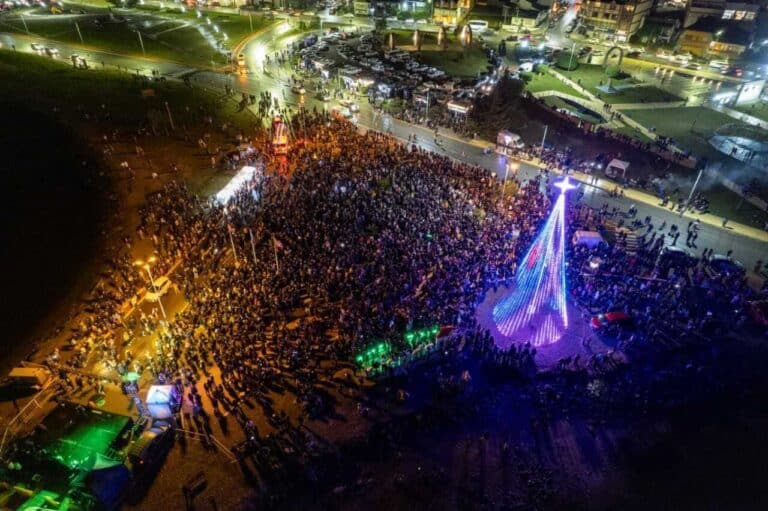 Multitudinario encendido del árbol navideño en Ushuaia