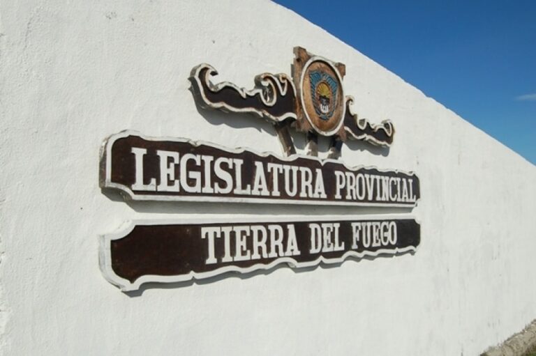 Sesión clave en la Legislatura fueguina: salmoneras con dictamen, moratoria sobre tablas y presión por el convenio con YPF