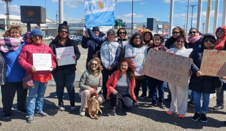 Familias de policías retirados denuncian meses sin cobrar