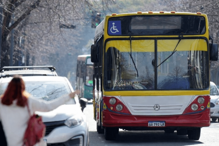 Conflicto entre empresas de colectivos: denuncias por subsidios millonarios y sospechas políticas en Moreno