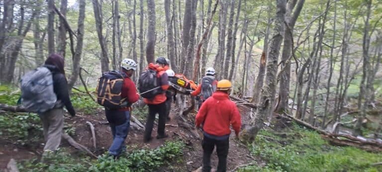 Rescates en la montaña: cinco personas asistidas en senderos de Ushuaia