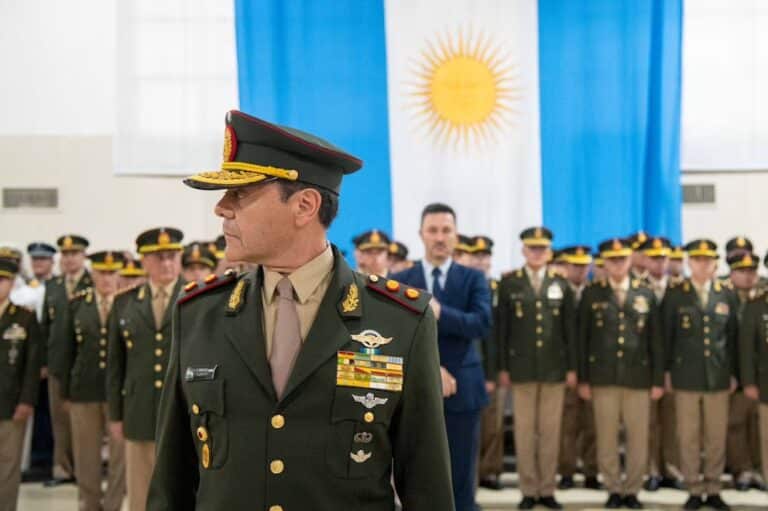 El Gobierno modificó por decreto la carrera de militares en Defensa