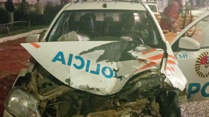 Violento choque entre un remis y un patrullero en Ushuaia dejó al menos tres heridos