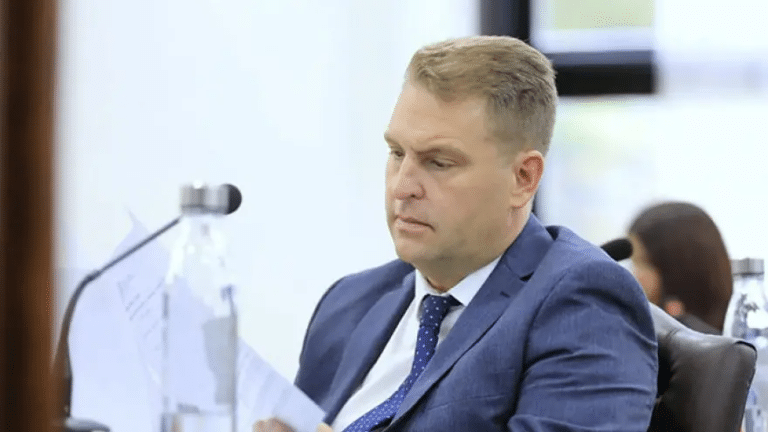 Von der Thusen cuestionó el silencio político ante la intervención