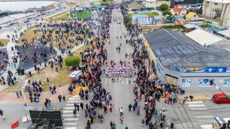 Más de 500 artistas y miles de vecinos en el Carnaval Central en Ushuaia