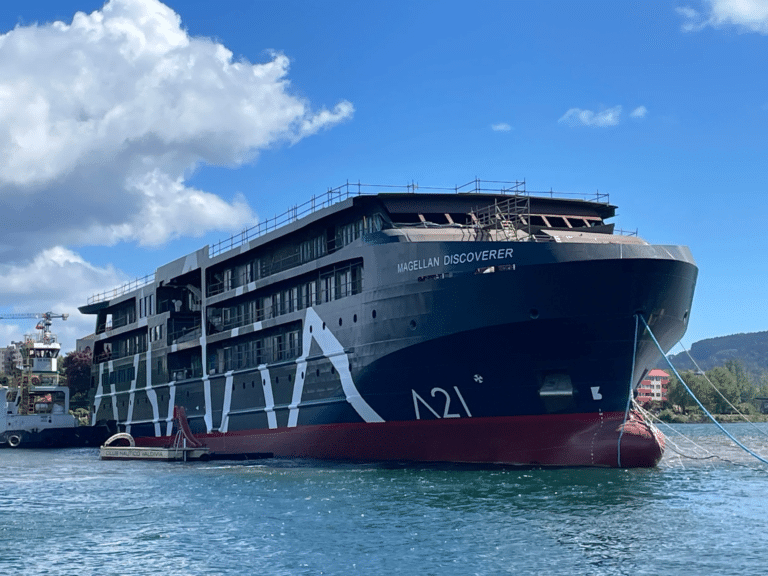 El primer crucero antártico híbrido construido en Chile