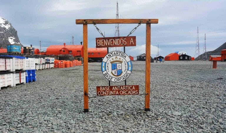 ARA Irízar llega a Orcadas y descarga equipos clave