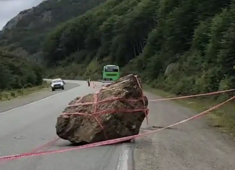 Alerta en la Ruta 3 por desprendimiento de rocas en el Monte Olivia
